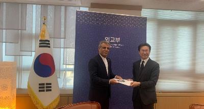 Iran’s New Ambassador to Korea Presents Copy of Credentials